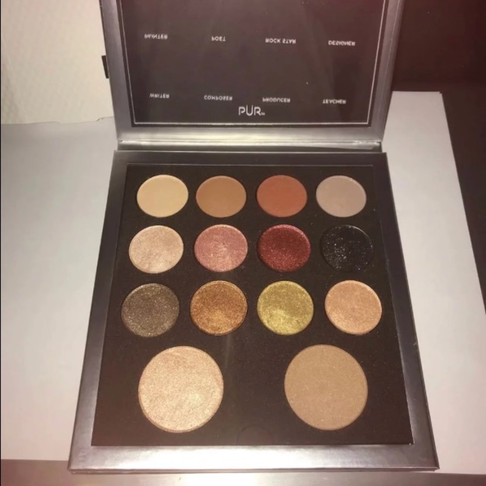 Put cosmetics face/ eyeshadow palette